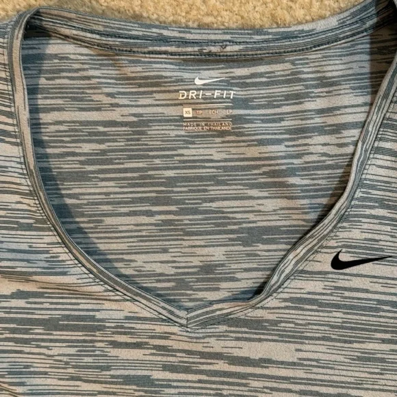 Lot of 4 Nike v-neck Dri-Fit short sleeve workout shirts size XS - Picture 5 of 5